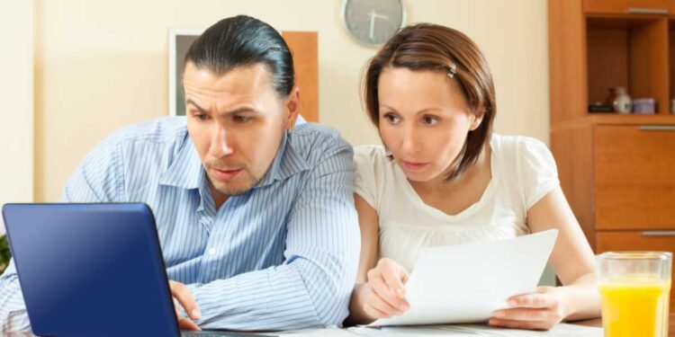 Coppia legge documento