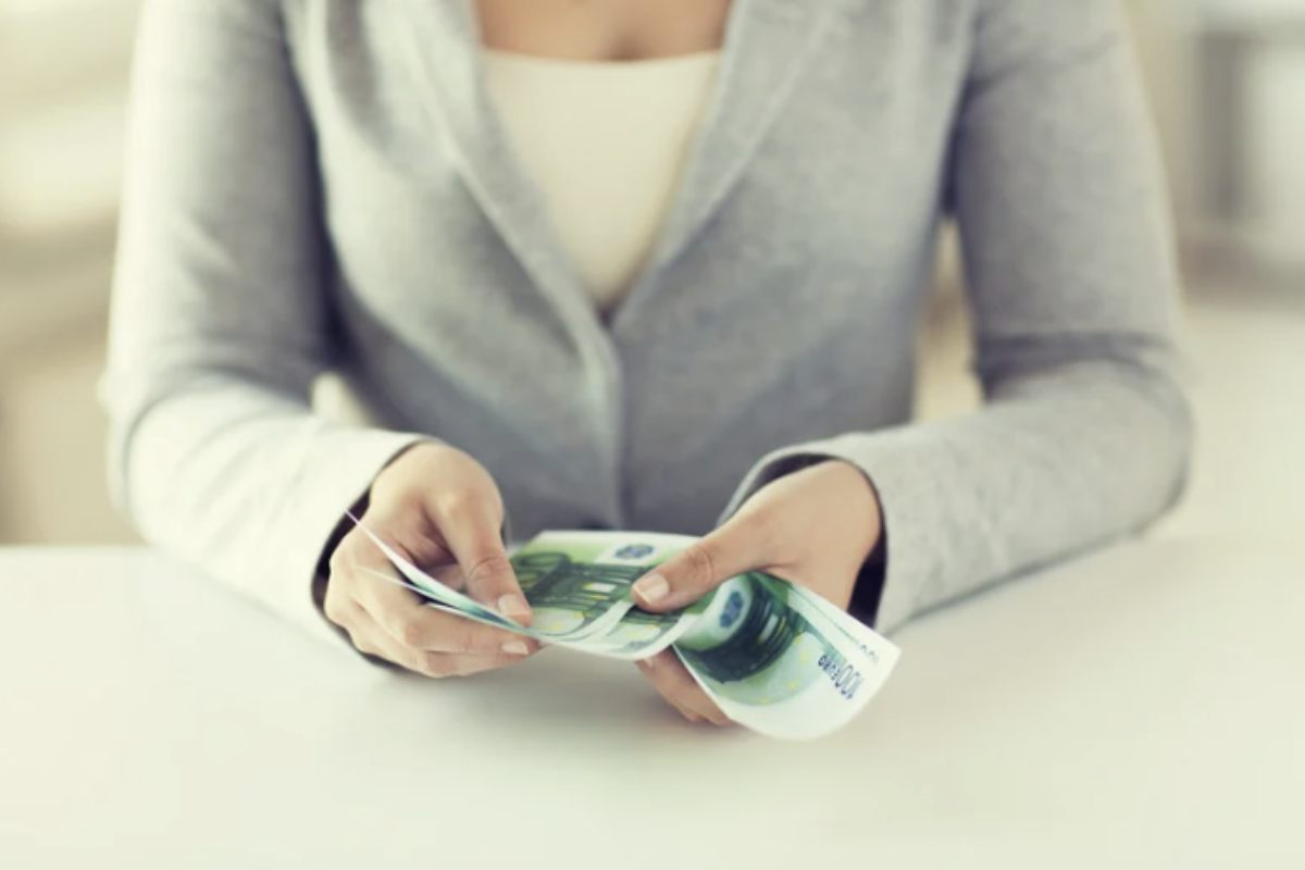 La sottoscrizione del Buono 100 può avvenire sia in modalità tradizionale, recandosi presso gli sportelli postali, sia attraverso i canali digitali
