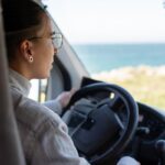 Donna in auto