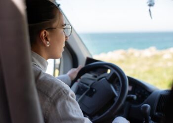 Donna in auto