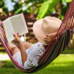 Donna legge libro