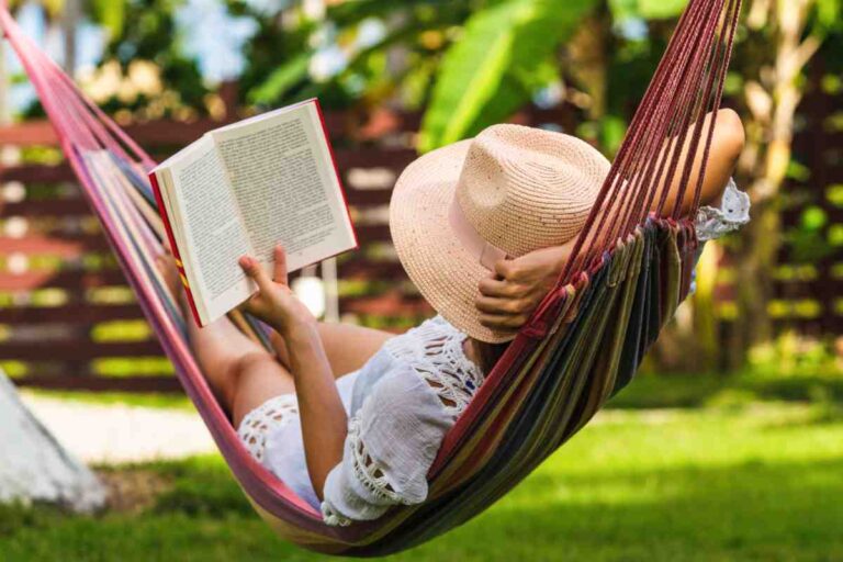 Donna legge libro