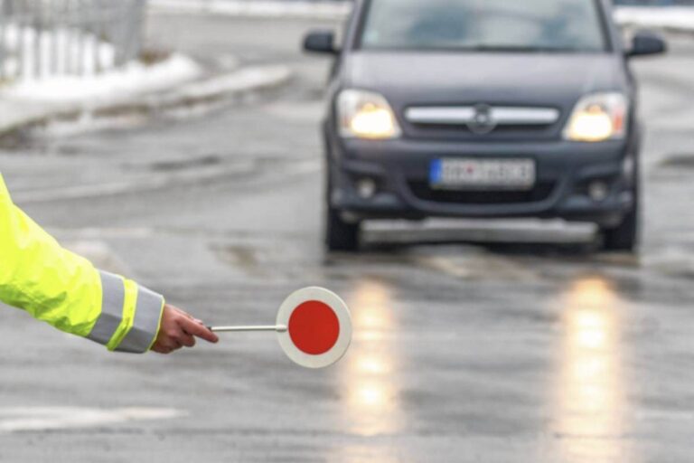 Questa evoluzione tecnologica ha generato una pericolosa convinzione tra molti automobilisti: quella che basti essere in regola con assicurazione