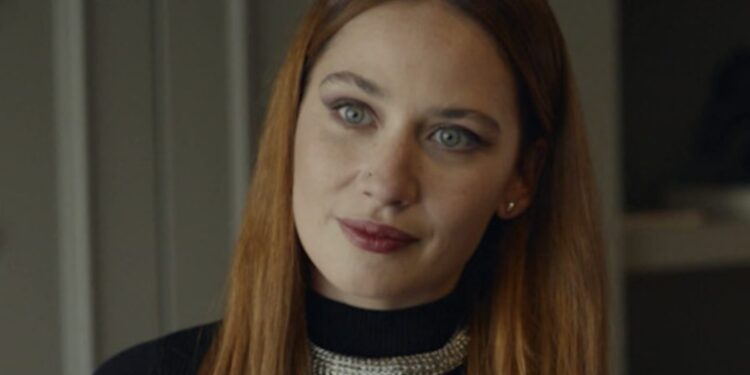 Dopo aver scoperto di essere incinta, la giovane donna si trova coinvolta in una spirale di eventi tragici che culminano con la perdita del bambino