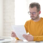 Uomo legge documenti