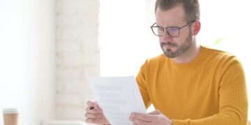 Uomo legge documenti