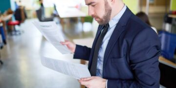 Uomo legge documento