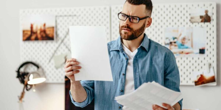 Uomo legge documento