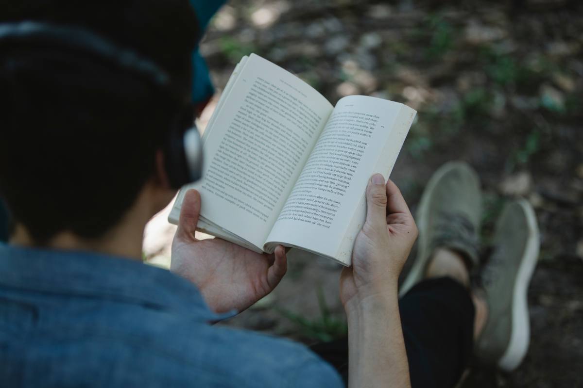 Uomo legge libro
