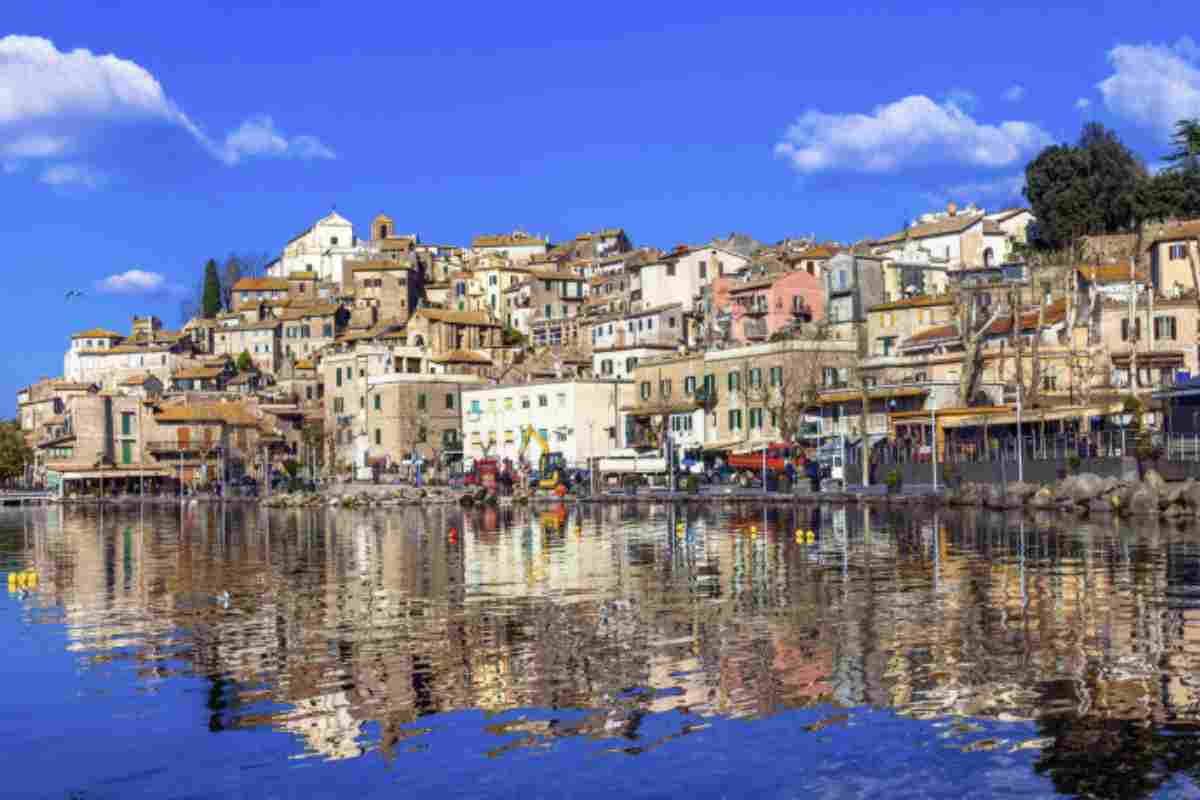 Il Lago di Bracciano, di origine vulcanica, si estende su una superficie di 56,5 km², con una profondità massima di circa 160 metri.