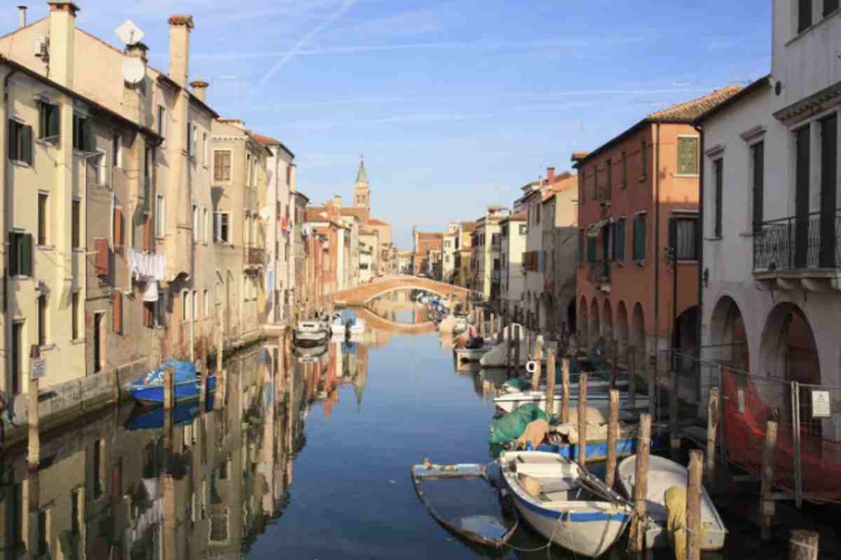 Conosciuta come la "piccola Venezia", Chioggia incanta con le sue calli tranquille e i canali pittoreschi. Il Corso del Popolo, il Duomo di Santa Maria Assunta