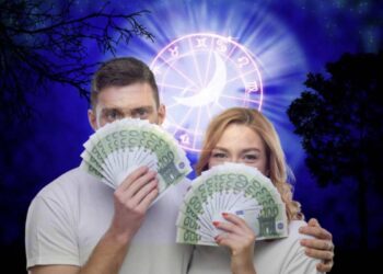 Ad agosto, il segno del Leone si trova nella posizione di massimo splendore grazie alla carta del Sole che rappresenta la massima espressione di forza personale,