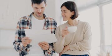 Coppia legge documento