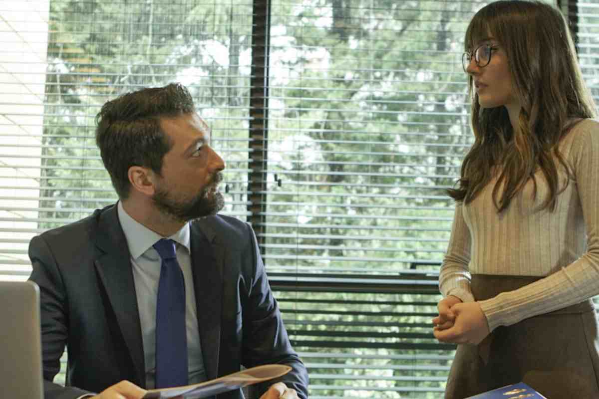 Zeynep e Alihan si frequentano sempre più intensamente e organizzano un incontro con Yildiz che sembra procedere serenamente fino all’arrivo ubriaca di Lal,