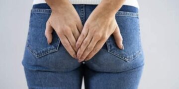 La stitichezza o stipsi si manifesta con un numero ridotto di evacuazioni, difficoltà nell’espulsione delle feci o sensazione di svuotamento incompleto.