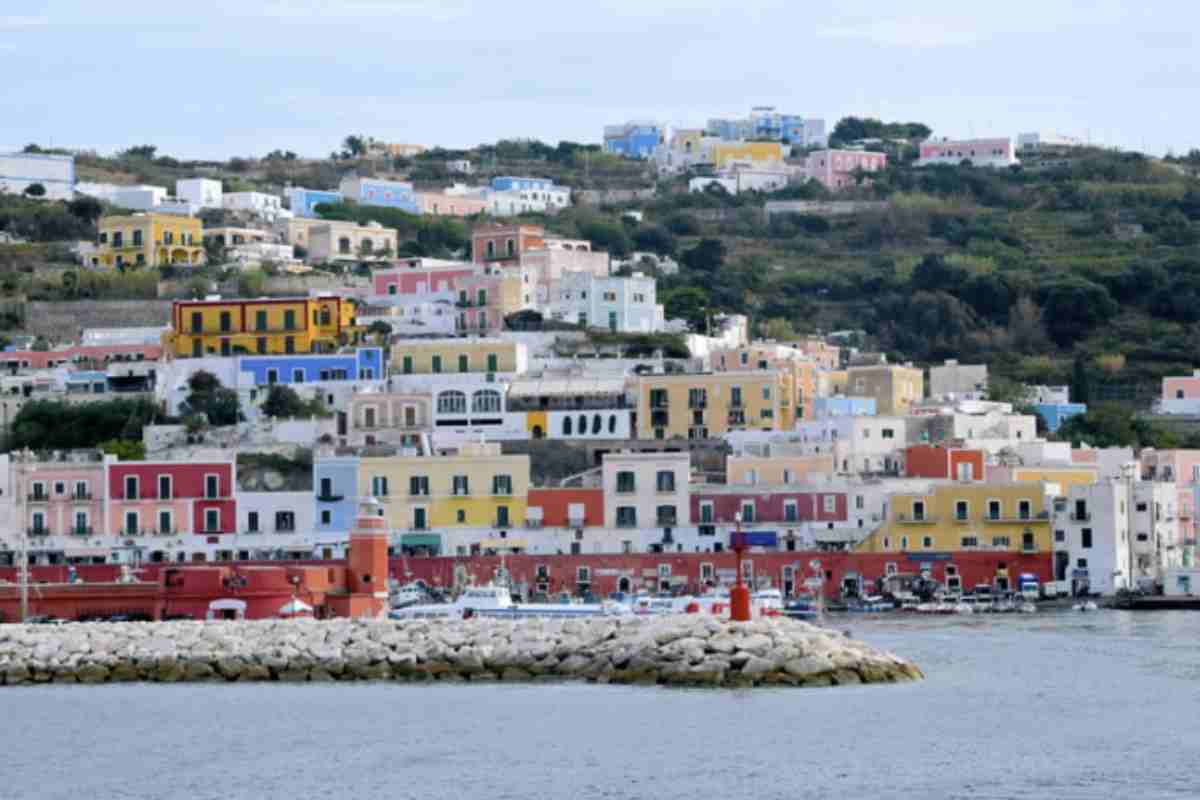L’esperienza a Ponza non si limita alle sue acque turchesi e alle spiagge incantevoli, ma si estende anche alla scoperta di una vivace scena enogastronomica