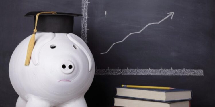 La spesa media per l’acquisto dei libri di testo obbligatori si attesta oggi intorno ai 620 euro per famiglia