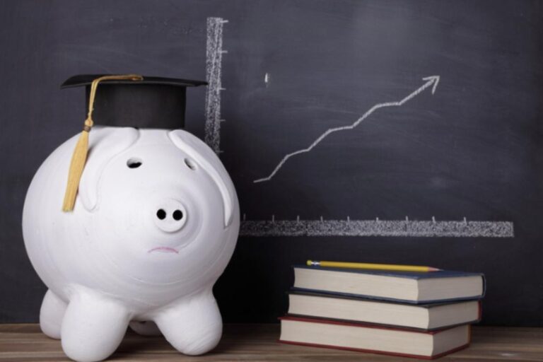 La spesa media per l’acquisto dei libri di testo obbligatori si attesta oggi intorno ai 620 euro per famiglia