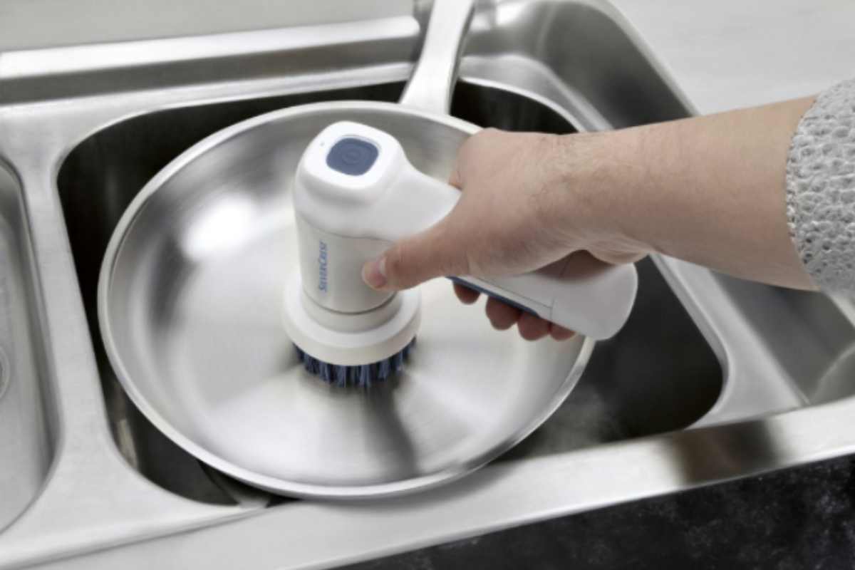 Arrivare a strofinare certe superfici di cucina o bagno può diventare estenuante, soprattutto quando la spugna tradizionale non basta più. La spazzola elettrica Silvercrest