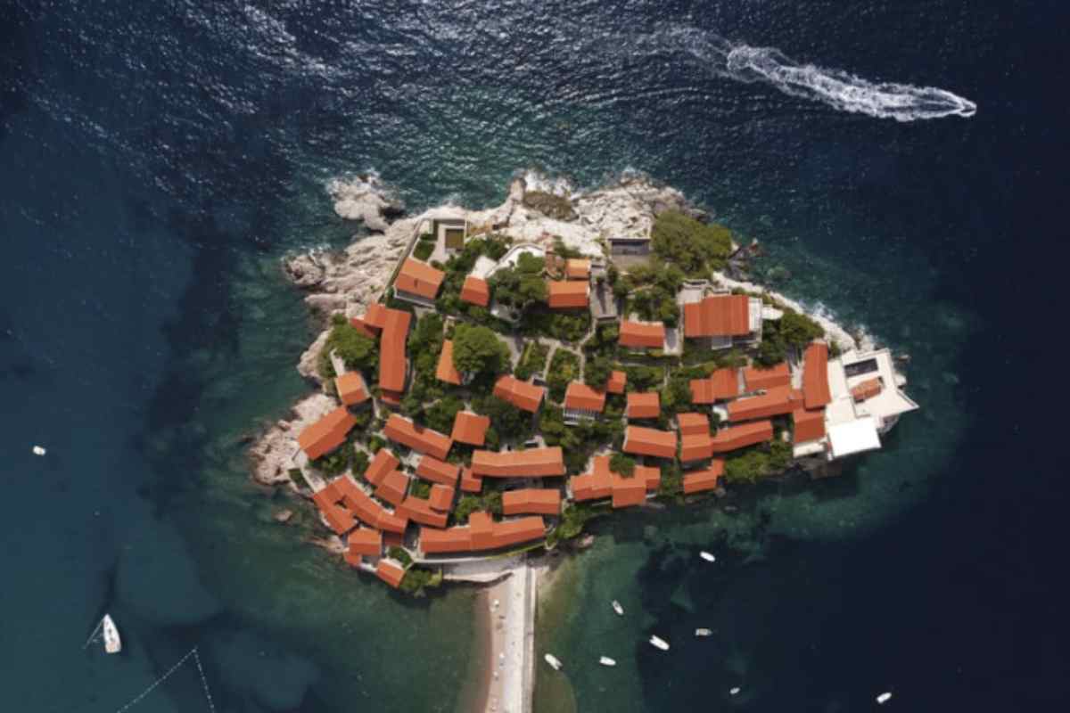 veti Stefan non è solo un hotel, ma un vero e proprio viaggio sensoriale. Anche chi non può accedere all’isola può ammirare da terraferma