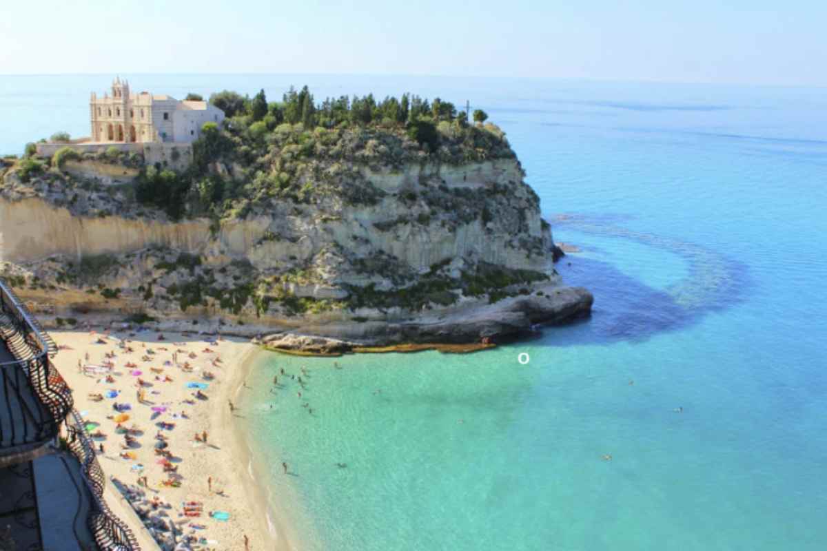 La città si erge su una roccia a picco sul Tirreno, con spiagge di sabbia bianca e acque cristalline. Tra le sue attrazioni principali vi sono il Santuario