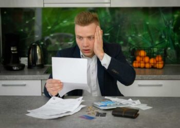 Uomo legge documento