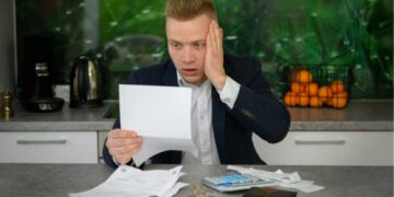 Uomo legge documento