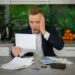 Uomo legge documento
