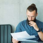 Uomo legge documento