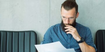 Uomo legge documento