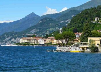 borgo sul lago poco distante da roma