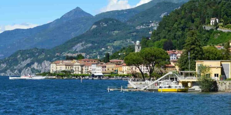 borgo sul lago poco distante da roma