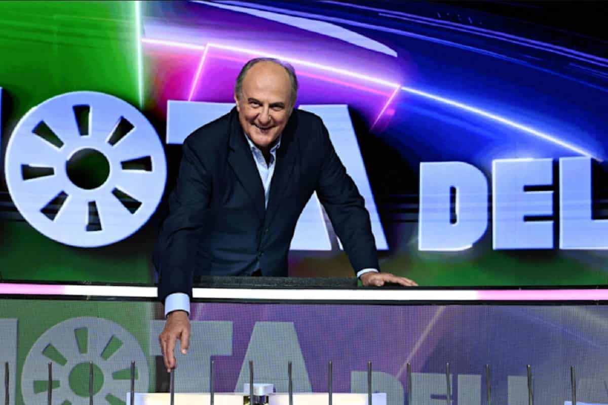 striscia la notizia futuro mediaset