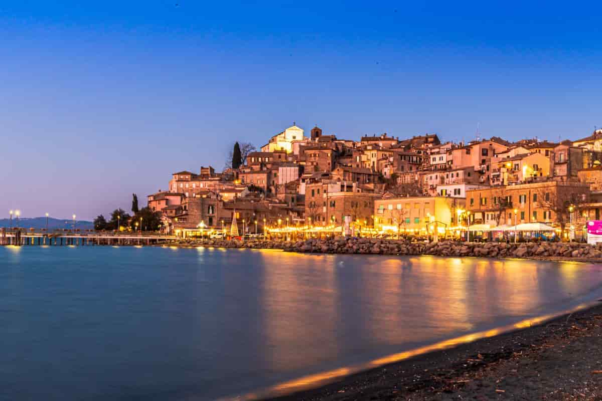 borgo sul lago poco distante da roma