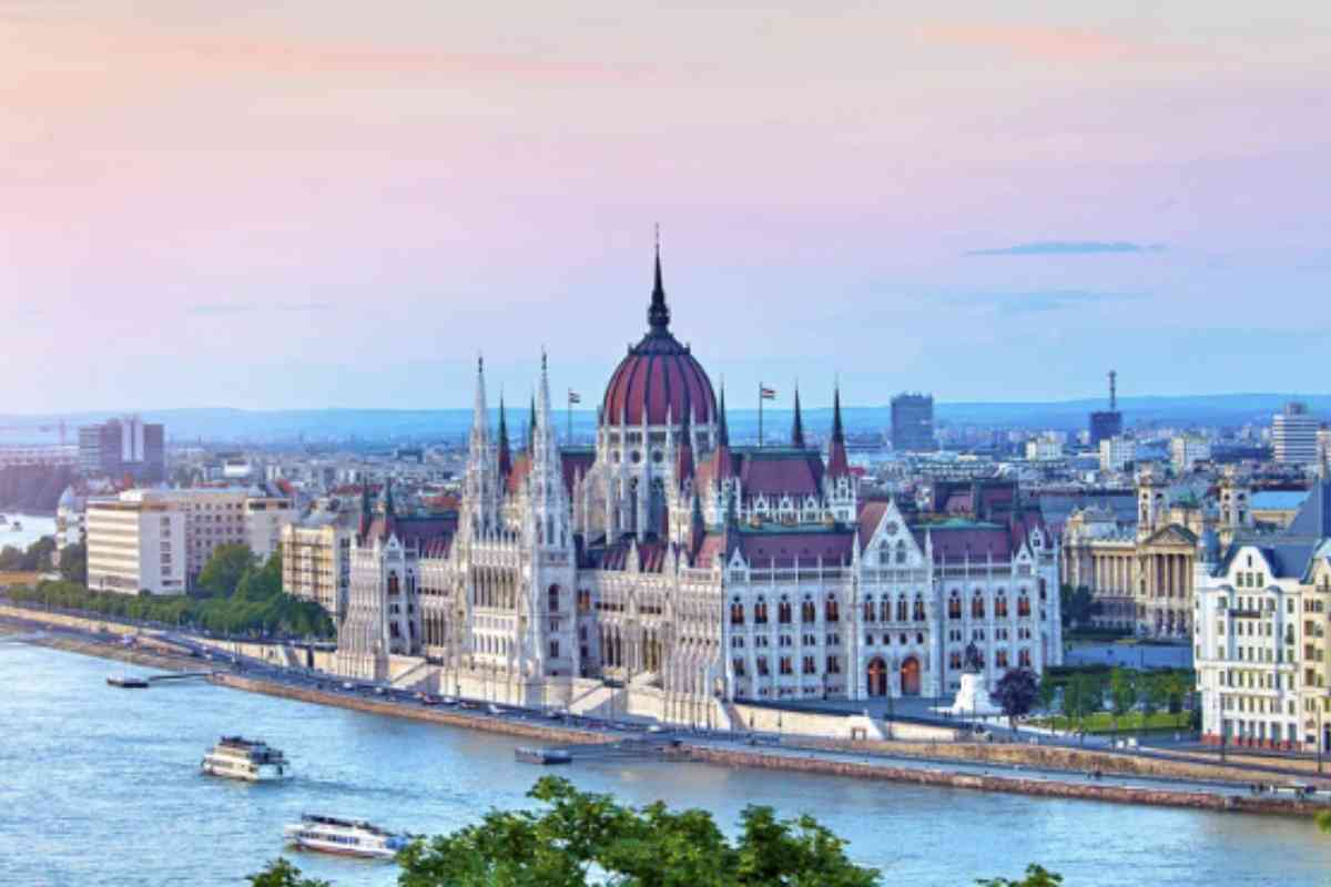 Oltre ai già citati, meritano una visita anche il Ponte delle Catene, simbolo di Budapest, e la Basilica di Santo Stefano