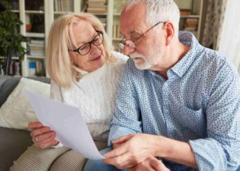 Coppia anziani legge documento