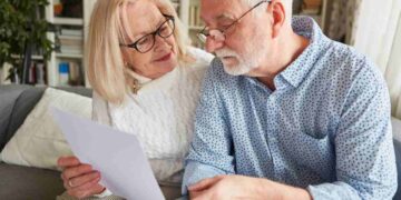 Coppia anziani legge documento