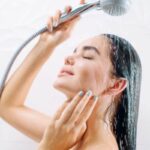 Negli ultimi anni, studi dermatologici e microbiologici hanno evidenziato come una doccia eccessiva possa alterare il naturale ecosistema cutaneo