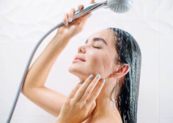 Negli ultimi anni, studi dermatologici e microbiologici hanno evidenziato come una doccia eccessiva possa alterare il naturale ecosistema cutaneo