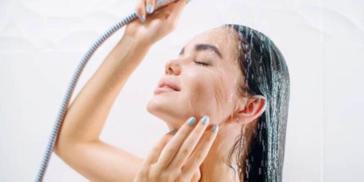 Negli ultimi anni, studi dermatologici e microbiologici hanno evidenziato come una doccia eccessiva possa alterare il naturale ecosistema cutaneo