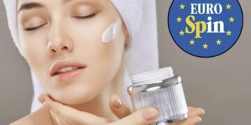 La curiosità che spesso sorge riguarda chi sia il vero produttore dietro questi prodotti di bellezza venduti a prezzi così competitivi