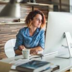 Donna lavora al pc