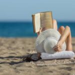 Donna legge spiaggia