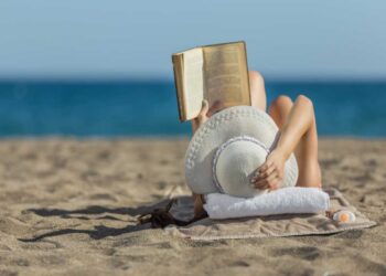Donna legge spiaggia