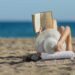 Donna legge spiaggia