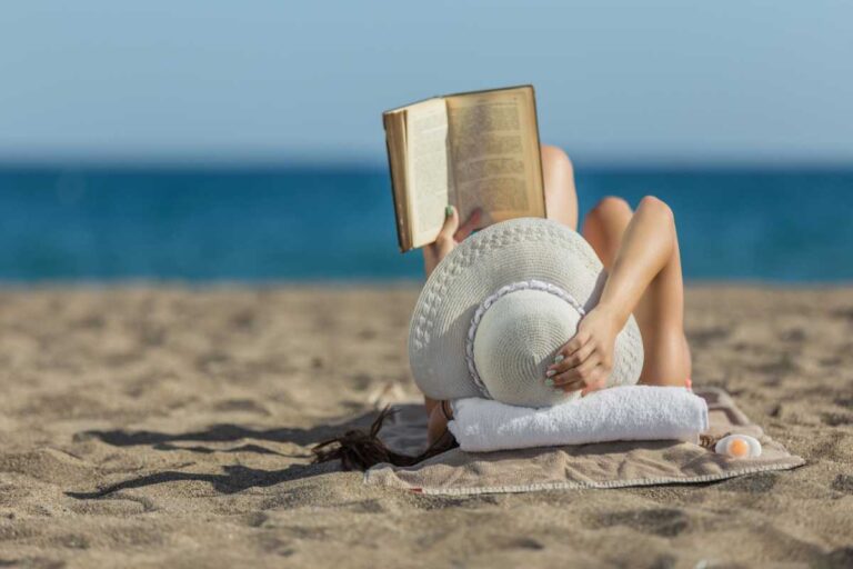 Donna legge spiaggia