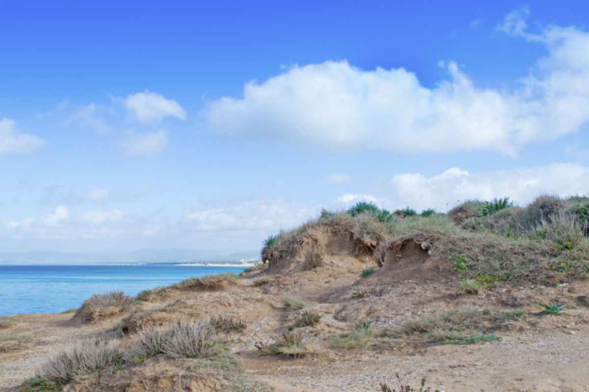 La spiaggia di Platamona è facilmente accessibile grazie alla strada provinciale 81 e alle numerose “discese a mare”