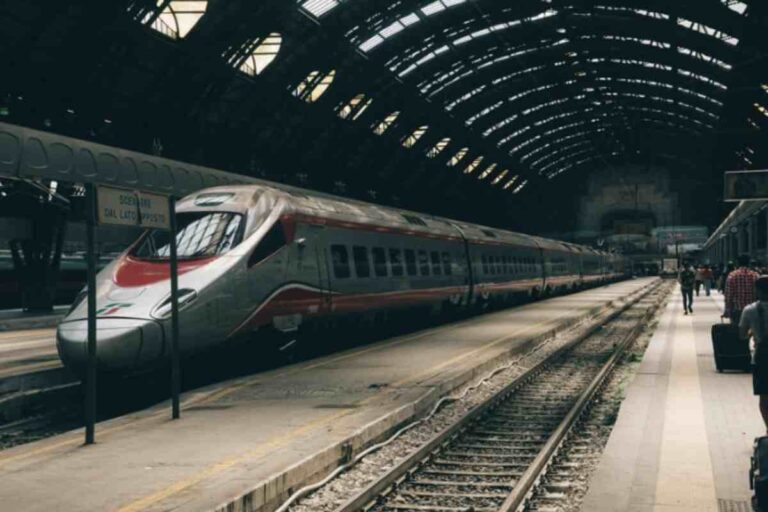 In Europa, optare per il trasporto su rotaia rispetto all’aereo rimane ancora un lusso accessibile a pochi. A confermarlo è l’ultima analisi di Greenpeace