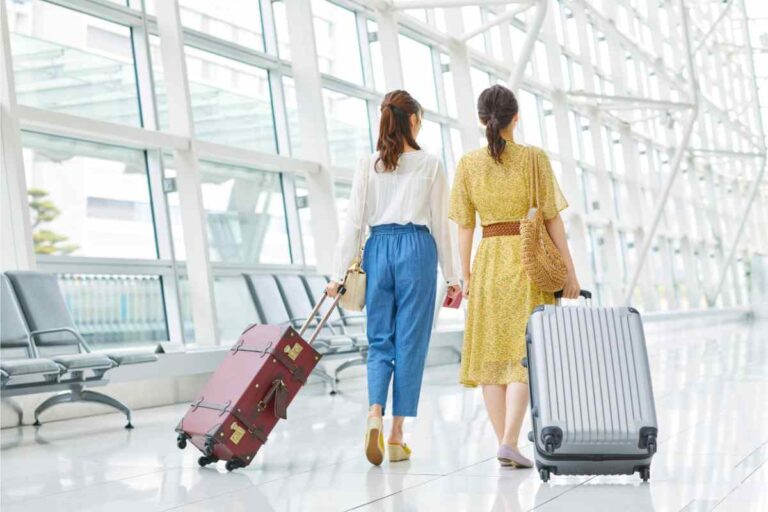 Turiste aeroporto