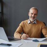 Uomo documenti ufficio